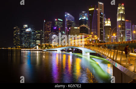 Asien Singapur Singapur Skyline und Jubilee Bridge bei Nacht Stockfoto