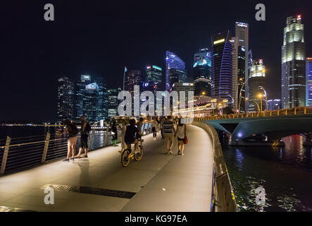 Asien Singapur Singapur Skyline und Jubilee Bridge bei Nacht Stockfoto