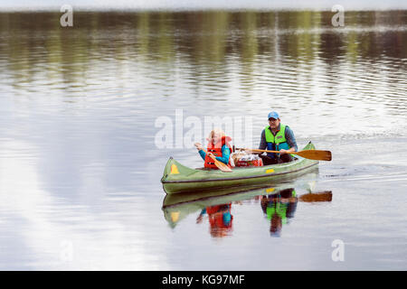 Vater und Sohn im Kanu, Schweden Stockfoto