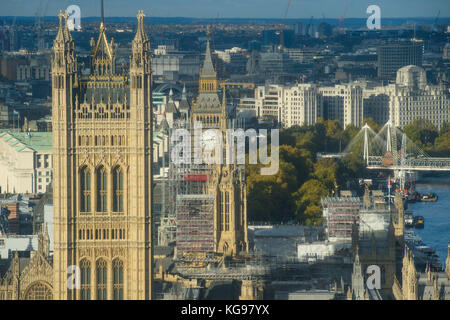 Ein allgemeiner Blick von der Spitze des Millbank Tower in London auf Gerüste rund um den Elizabeth Tower, auch bekannt als Big Ben, während der laufenden Restaurierungsarbeiten am Houses of Parliament. Stockfoto