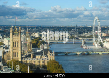 Ein allgemeiner Blick von der Spitze des Millbank Tower in London auf Gerüste rund um den Elizabeth Tower, auch bekannt als Big Ben, während der laufenden Restaurierungsarbeiten am Houses of Parliament. Stockfoto