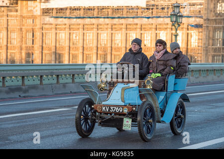 5. November 2017. Bonhams London nach Brighton Veteran Car Run, die weltweit längste Rennveranstaltung, 1901 Darracq an der Westminster Bridge. Stockfoto