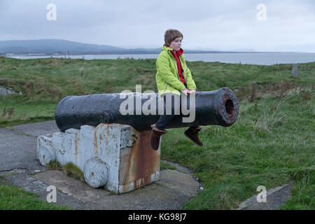 Junge auf Kanone, Wicklow Town, Co. Wicklow, Irland Stockfoto