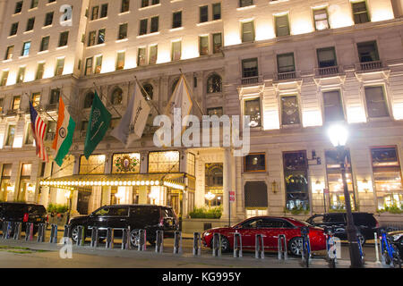 New York City - 28. September 2017: Blick auf das Plaza Hotel am Central Park in Manhattan bei Nacht gesehen. Stockfoto