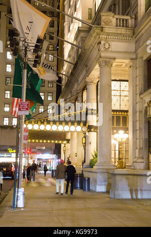 New York City - 28. September 2017: Blick auf das Plaza Hotel am Central Park in Manhattan bei Nacht gesehen. Stockfoto