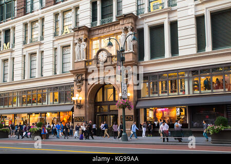 New York City - Blick auf das Kaufhaus Macy's Herald Square auf die 34th Street in Manhattan Stockfoto