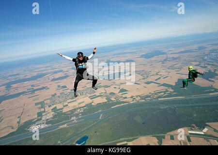 Diese freefly skydiving Team Training die sit Position zusammen. Es macht Spaß, durch das Fliegen um sich gegenseitig hoch in den Himmel. Stockfoto