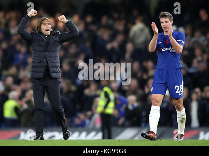 Chelsea-Manager Antonio Conte (links) und Chelsea Cesar Azpilicueta feiern nach dem letzten Pfiff während des Premier League-Spiels in Stamford Bridge, London. Stockfoto