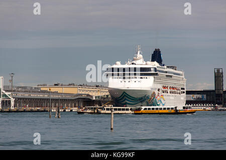 Stadt Venedig Italien. Aussicht auf den malerischen fusina Canal mit dem norwegischen Geist liegt auf der Venedig Kreuzfahrt Terminal. Stockfoto