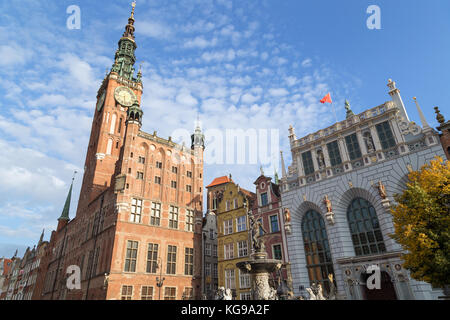 Blick auf Neptunbrunnen, Artushof, das Rathaus und andere alte Gebäude am Langen Markt Straße (Long Lane) in der Stadt (Altstadt) in Danzig. Stockfoto