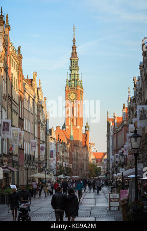 Blick auf das Rathaus und Touristen und Einheimische am Langen Markt Straße schlendern (Long Lane) in der Stadt (Altstadt) in Danzig, Polen Stockfoto