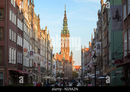 Blick auf das Rathaus und Touristen und Einheimische am Langen Markt Straße schlendern (Long Lane) in der Stadt (Altstadt) in Danzig, Polen Stockfoto