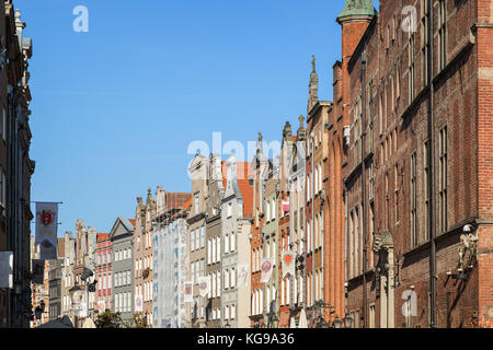 Blick auf das Rathaus und andere alte Gebäude entlang der langen Markt Straße (Long Lane) in der Stadt (Altstadt) in Danzig, Polen, an einem sonnigen Tag. Stockfoto