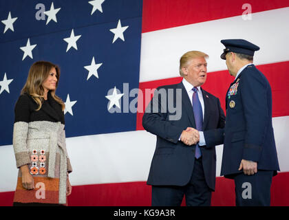 Präsident Donald J. Trumpf grüßt Generalleutnant Jerry S. Martinez, der US-Streitkräfte in Japan und 5 Air Force Commander, während eine Truppe Sprechen, Nov. 5, 2017 Stockfoto