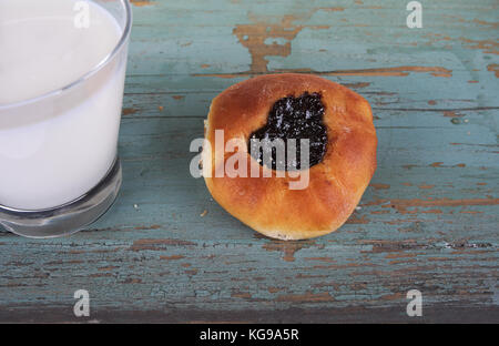 Traditionelle hausgemachte Kuchen mit Quark und Pflaumenmus auf der Oberseite, Farbe gold, bestreut mit Puderzucker mit Milch oder Tee serviert. Stockfoto