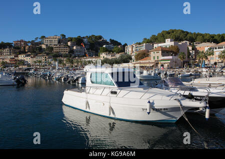 Boote im Hafen, Stadt im Hintergrund, Port d'Andratx, Mallorca, Balearen, Spanien. Stockfoto