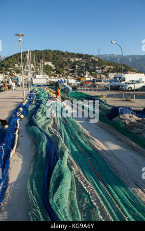 Fischer trocknen Fischernetze im Hafen, Port de Soller, Mallorca, Balearen, Spanien. Stockfoto