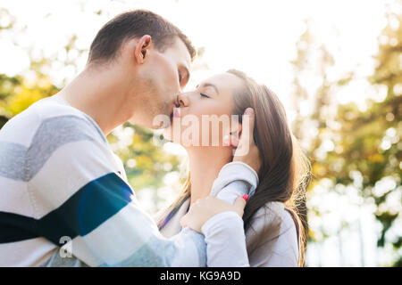 Glückliches junges Paar in Liebe küssen. Park im Freien. Paar Beziehung. Stockfoto