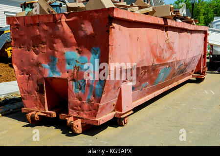 Die Müllcontainer voll mit Müll in der Stadt sind. Müllcontainer voll mit Müll Stockfoto