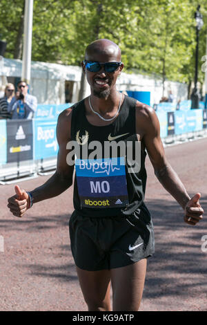 Britischer Langstreckenläufer Mo Farah gewinnt die bupa London 10.000 m-Rennen für das 5. Mal in Folge (29:13). Stockfoto