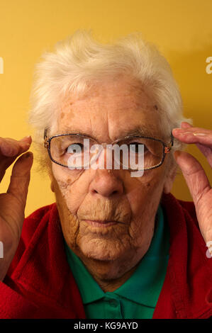 Ältere Frau leidet Makuladegeneration in ihren Augen Stockfoto