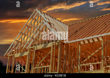 hölzerne Dachkonstruktion, symbolische Foto für Heim, Hausbau und Haus Finanzierung Stockfoto