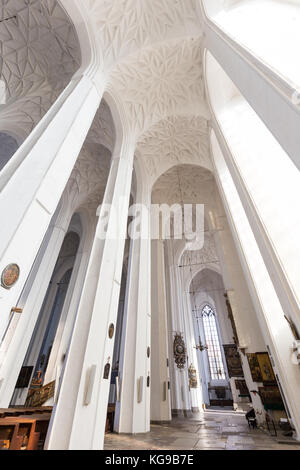 Gang bei den leeren Basilika der Himmelfahrt der Jungfrau Maria (auch bekannt als st.Maria Kirche) in Danzig, Polen. Stockfoto