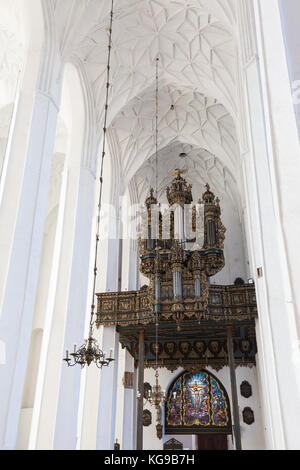 Barocke Kirche Orgel an der leeren Basilika der Himmelfahrt der Jungfrau Maria (auch bekannt als st.Maria Kirche) in Danzig, Polen. Stockfoto