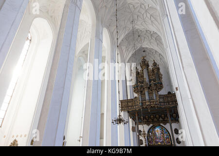 Barocke Kirche Orgel an der leeren Basilika der Himmelfahrt der Jungfrau Maria (auch bekannt als st.Maria Kirche) in Danzig, Polen. Stockfoto