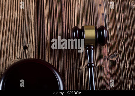Recht und Gerechtigkeit Thema. Hammer des Richters. legal Code. Holztisch. Ansicht von oben. Stockfoto