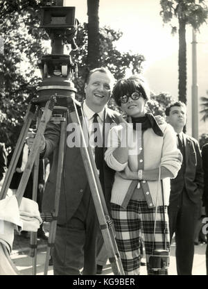 Italienische Filmemacher Mario Cecchi-Gori und Amerikanische Schauspielerin Joan Collins während der Dreharbeiten Onkel war ein Vampir (1959) Stockfoto