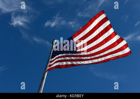 Die amerikanische Flagge, Sterne und Streifen, Vereinigte Staaten von Amerika Fahne blauer Himmel. Die Star-Spangled Banner USA-Flagge weht im Wind. Stockfoto