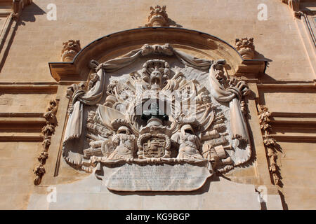 Herzstück mit Trophäe von Waffen und Büste von Grand Master Gregorio Carafa aus der Fassade der Auberge d'Italie in der Merchants Street, Valletta, Malta Stockfoto