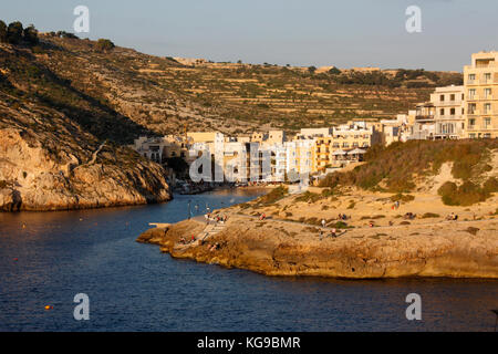 Das Küstendorf Xlendi (ausgesprochen Shlendy) auf der Insel Gozo, Malta, bei Sonnenuntergang Stockfoto