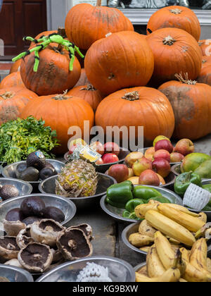 Ein Haufen Kürbisse zum Verkauf in einem Markt bei Halloween Abschaltdrucks Stockfoto