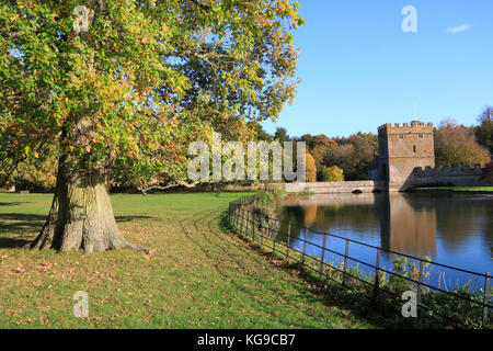 Bäume im Herbst auf dem Gelände des Broughton Castle in der Nähe von Banbury, Oxfordshire Stockfoto