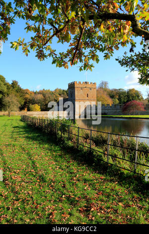 Bäume im Herbst in den Boden am Broughton Castle in der Nähe von Banbury, Oxfordshire Stockfoto