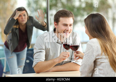 Ex Freundin Spionage zu ein Paar dating in einem Coffee Shop besessen Stockfoto
