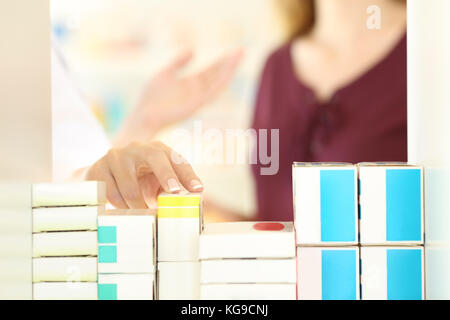 Nahaufnahme der Apotheker Hände arbeiten besuchen Sie mit einem Kunden in einer Apotheke Innenraum Stockfoto