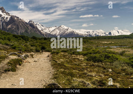 Blick entlang der Spur der Laguna de los Tres zu Mt. Fitz Roy Stockfoto