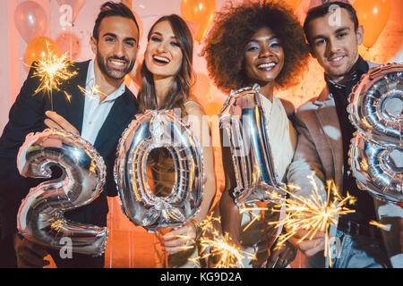 Gruppe von Party Leute zur Feier der Ankunft in 2018 Stockfoto