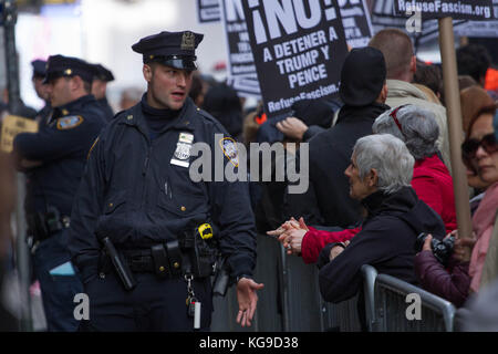 Eine nypd Officer spricht mit Demonstranten für eine verweigern Faschismus Rallye in Times Square, New York City, Samstag, November 4th, 2017. Verweigern fasci Stockfoto