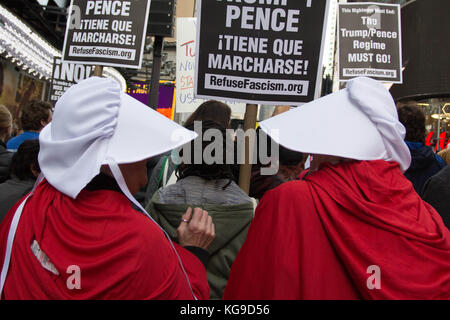 Demonstranten gekleidet, wie Frauen aus der Fernsehsendung Erzählung der Magd bei einer Rallye durch die Gruppe verweigern den Faschismus gehalten, in New York City, Stockfoto