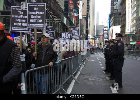 Demonstranten nehmen an einem Marsch durch die Gruppe verweigern den Faschismus gehalten, in new york city, Samstag, November 4th, 2017 ihre Absicht ist, Rallyes zu halten Stockfoto