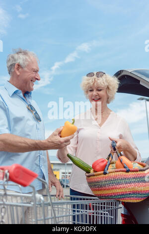 Freundliche senior Paar für den Kauf von frischem Gemüse aus th Happy Stockfoto