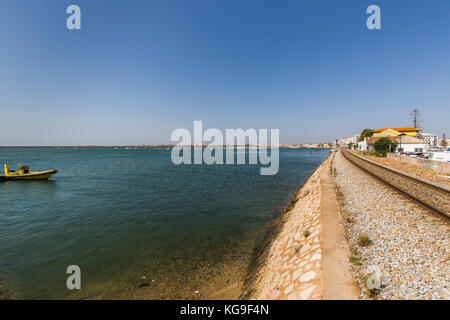 Blick von der Uferpromenade von Faro an der Küste des südlichen Portugals, der Hauptstadt der Algarve Bezirk Stockfoto