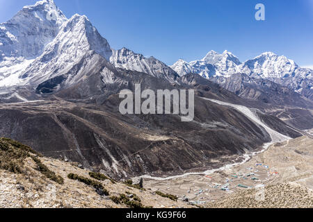 Tag 6 von EBC Trek: Wanderung zum nagarjun Hügel, Stadt von Dingboche unten Stockfoto
