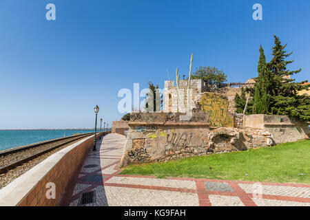 Blick von der Uferpromenade von Faro an der Küste des südlichen Portugals, der Hauptstadt der Algarve Bezirk Stockfoto