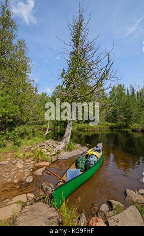 Verpackt und auf Ham See in der Boundary Waters Canoe Wildnis zu gehen in Minnesota Stockfoto