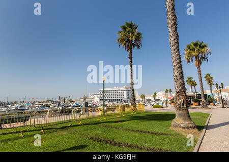 Blick von der Uferpromenade von Faro an der Küste des südlichen Portugals, der Hauptstadt der Algarve Bezirk Stockfoto